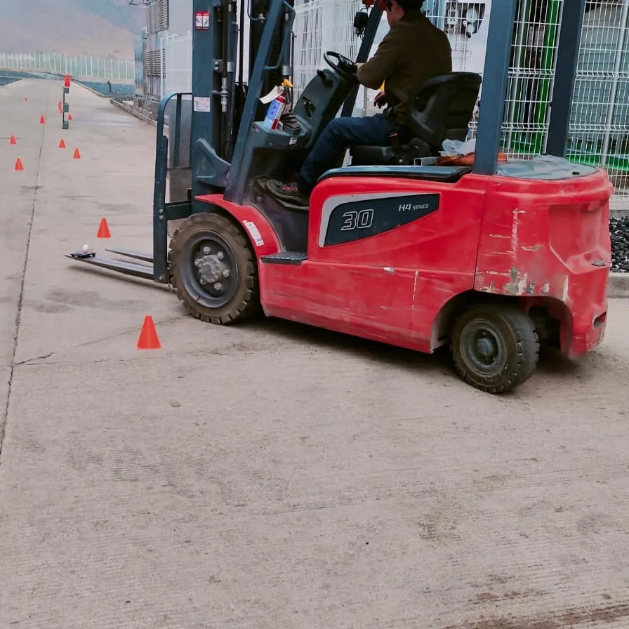Operador con casco de seguridad maniobrando un montacargas eléctrico entre conos durante la práctica supervisada del curso NOM-006