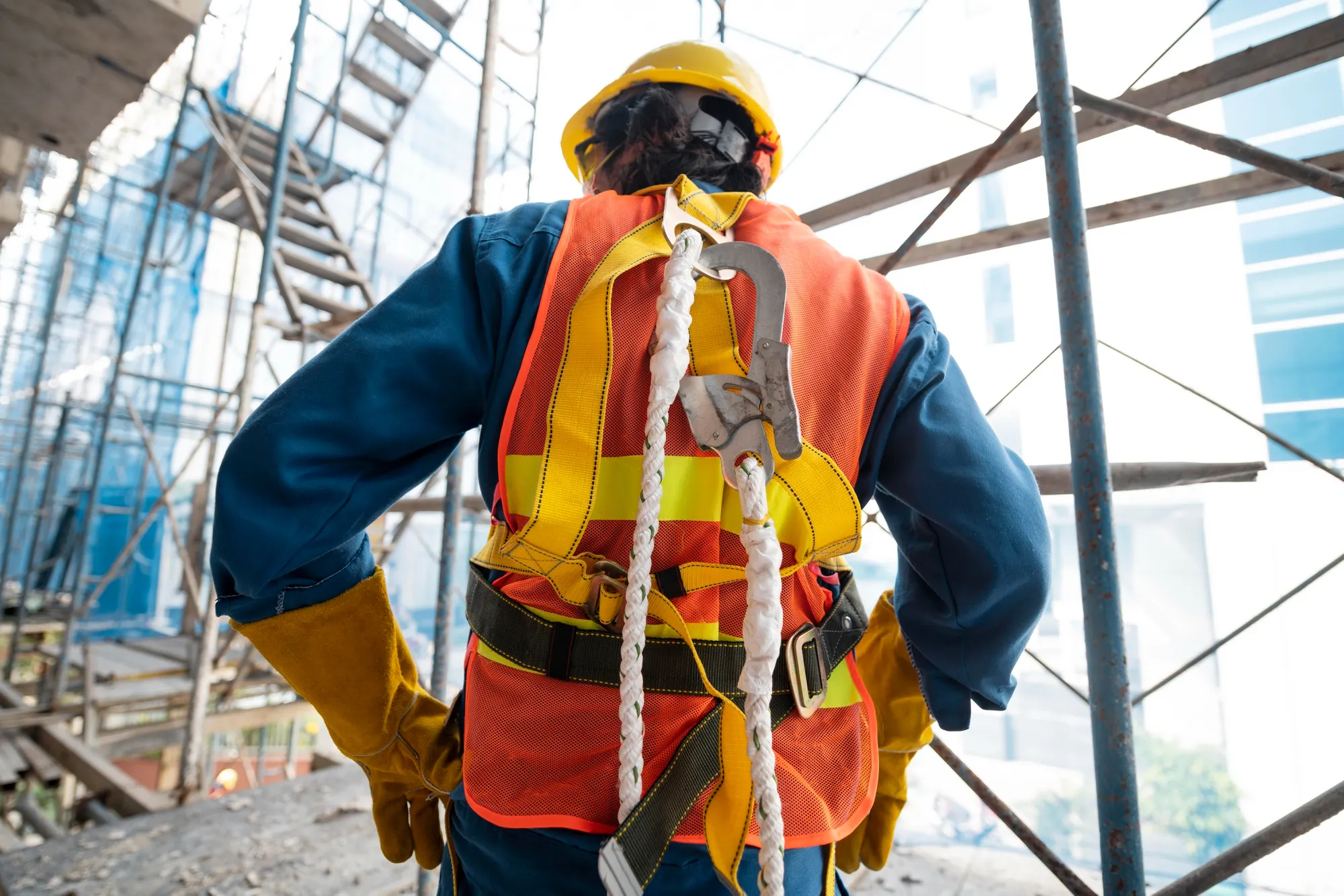Seguridad en trabajos de altura, corte y soldadura normativas y prevención de accidentes
